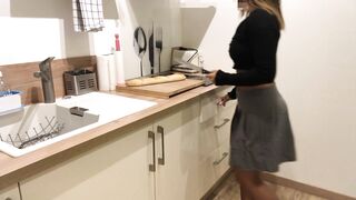 Elle Cuisine Avec Une Jupe Qui Moule Son Gros Cul
