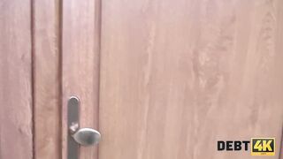 Debt4K. El Sexo Duro Ayuda A Una Madre Solitaria A Pagar Todas Las Cosas Necesarias